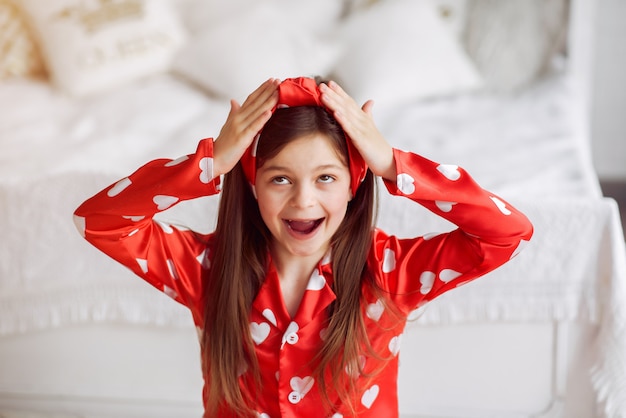 Schattig klein meisje thuis in een pyjama