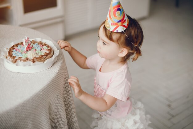 Schattig klein meisje veel plezier thuis