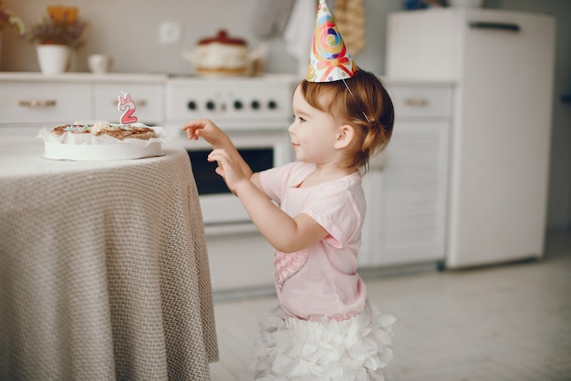 Gratis foto schattig klein meisje veel plezier thuis