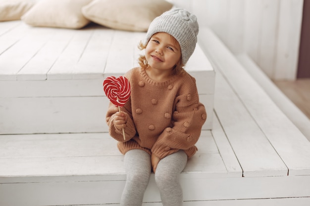 Schattig klein meisje zitten en eten snoep