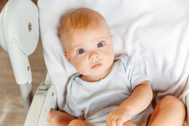 Schattig klein pasgeboren meisje met lachend gezicht kijken camera op witte achtergrond baby baby rusten...