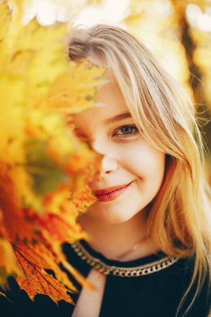 schattig meisje in een herfst park