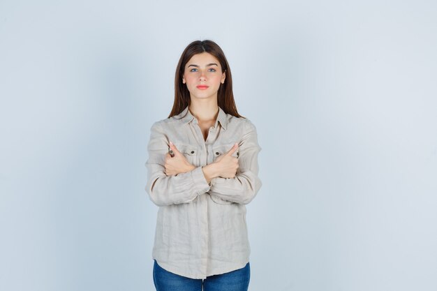 Schattig meisje in shirt met dubbele duimen omhoog en zelfverzekerd?