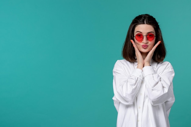 Schattig meisje, jong mooi schattig brunette meisje in een wit overhemd dat een grappig gezicht maakt in een rode bril