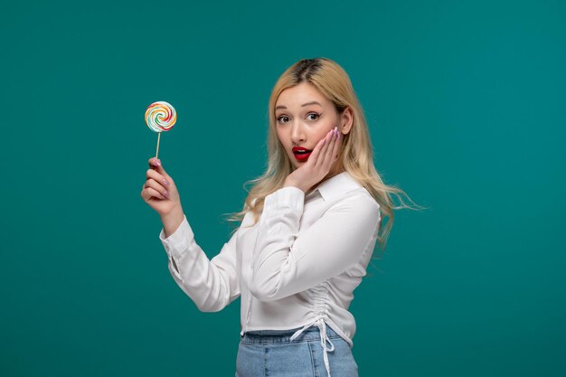 Schattig meisje jong schattig mooi meisje in een wit netjes shirt geschokt gezicht met lolly