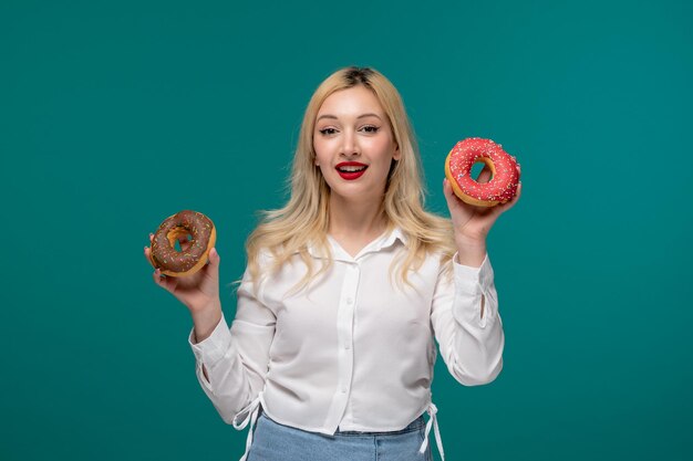 Schattig meisje jong schattig mooi meisje in een wit netjes shirt met twee smakelijke donuts