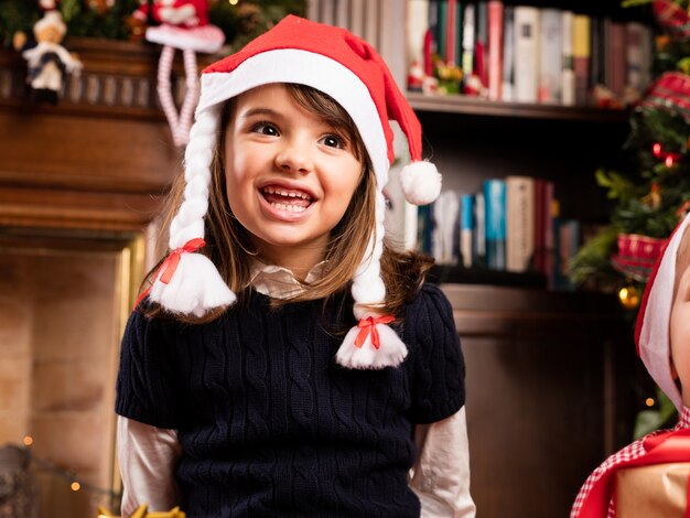 Schattig meisje lachend op Kerstmis