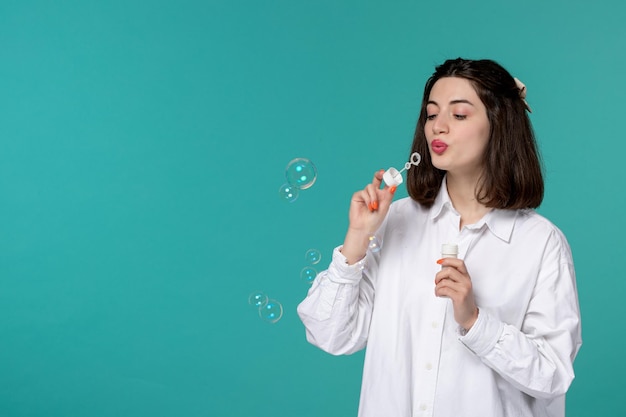 Schattig meisje mooie jonge mooie brunette meisje in wit overhemd zeepbellen blazen