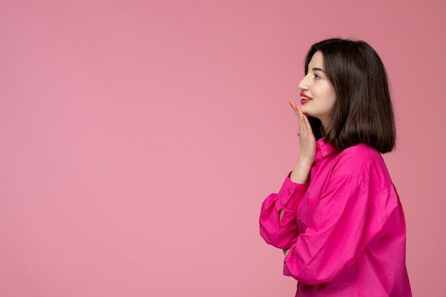 Schattig meisje mooie schattige dame met rode lippenstift in roze shirt dromen van iets