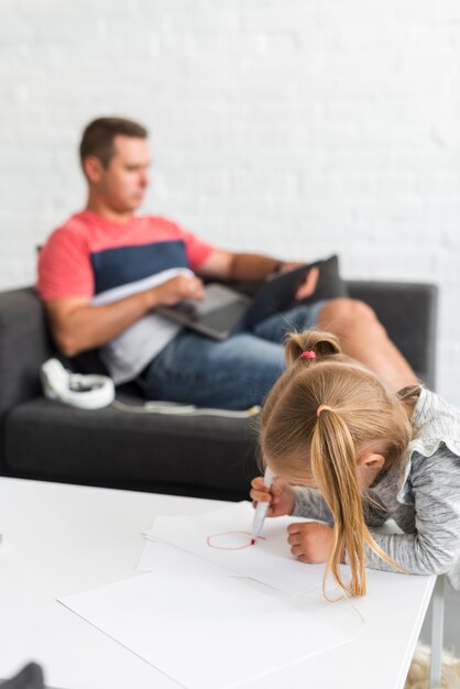 Schattig meisje tekening schets op papier