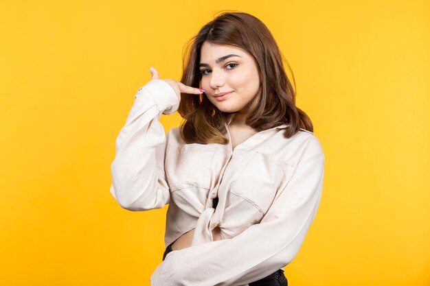 Schattig meisje wijst met haar vinger naar zichzelf Hoge kwaliteit foto