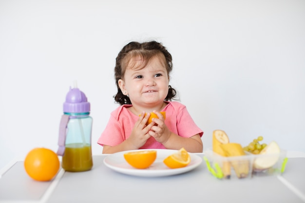 Schattig meisje zitten en wegkijken