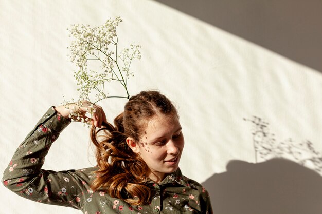 Schattig model poseren met bloemen