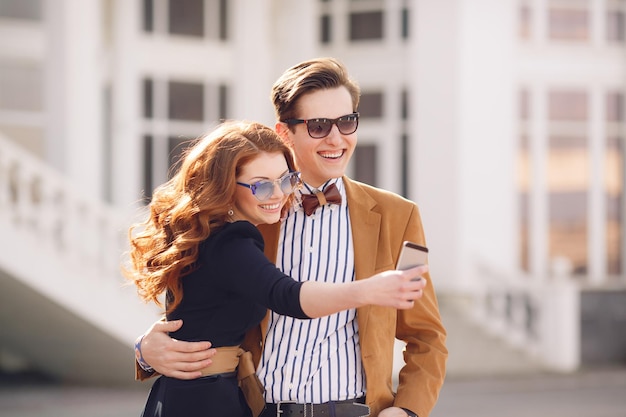 schattig mooi stel vrouw en mannen buitenshuis