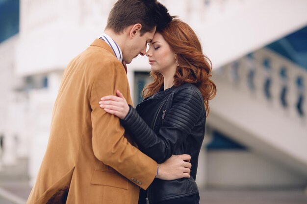 schattig mooi stel vrouw en mannen buitenshuis