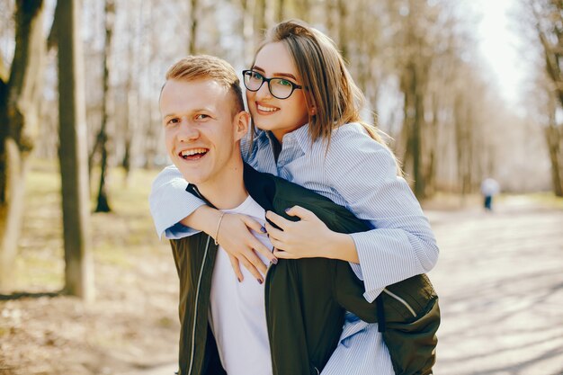 schattig paar in een bos