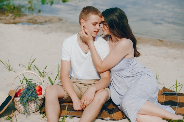 schattig paar in een park