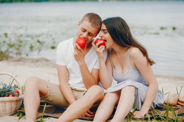 schattig paar in een park