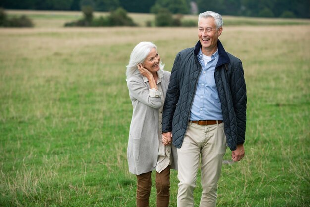 Schattig senior koppel dat aanhankelijk is tijdens een wandeling