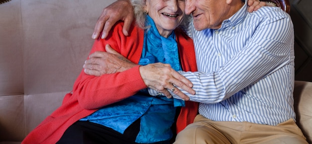 Schattig senior man en vrouw knuffelen