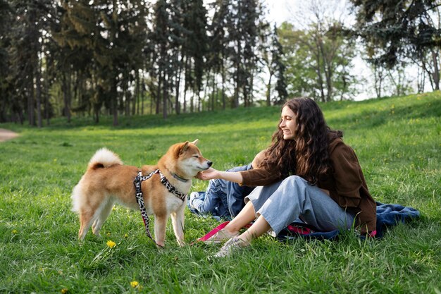 Schattig shiba inu-huisdier met familie