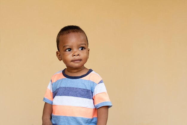 Schattige Afrikaanse zwarte kleine jongen