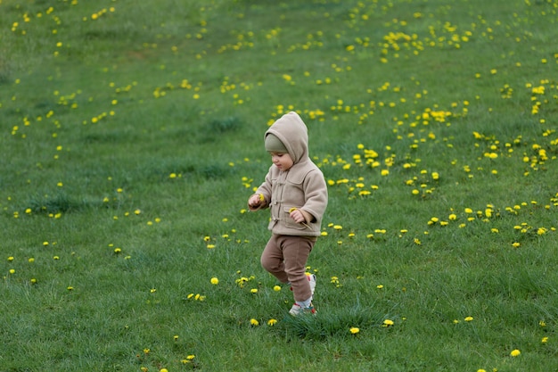 Schattige baby die op het gras loopt