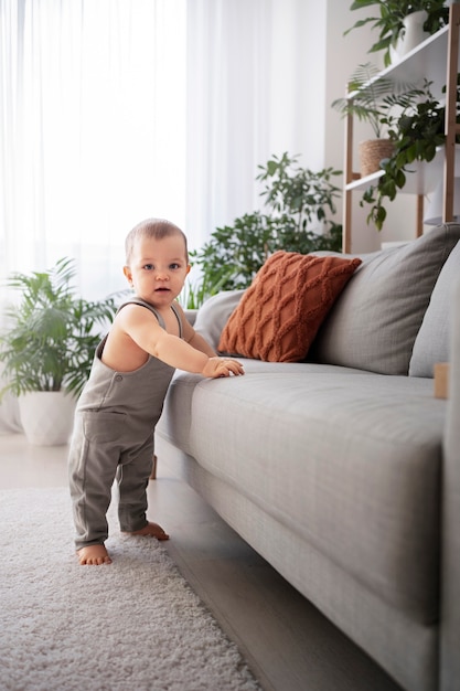 Schattige baby gaat voor zijn eerste stapjes