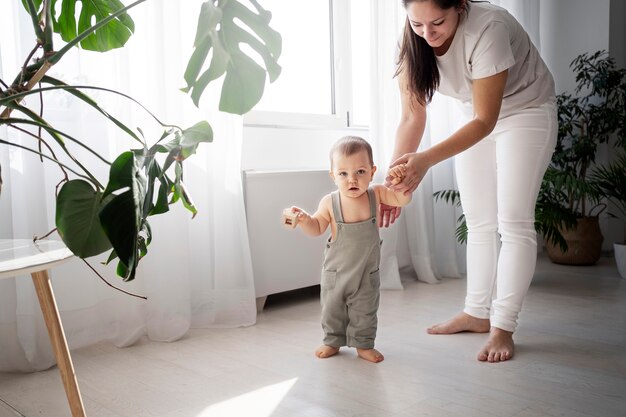 Schattige baby gaat voor zijn eerste stapjes