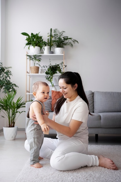 Schattige baby gaat voor zijn eerste stapjes