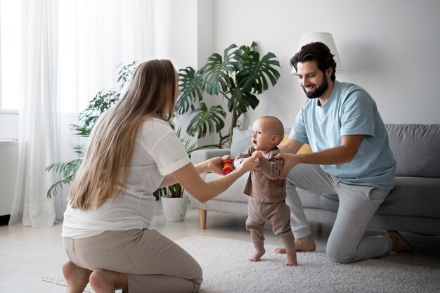 Schattige baby gaat voor zijn eerste stapjes