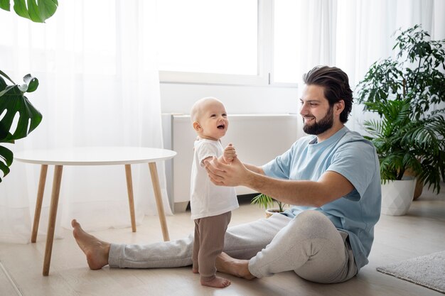 Schattige baby gaat voor zijn eerste stapjes