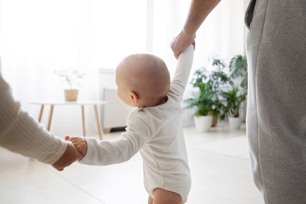 Schattige baby gaat voor zijn eerste stapjes