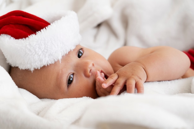 Schattige baby gekleed in kerstmankleding