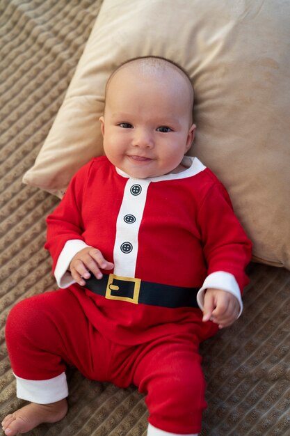 Schattige baby gekleed in kerstmankleding