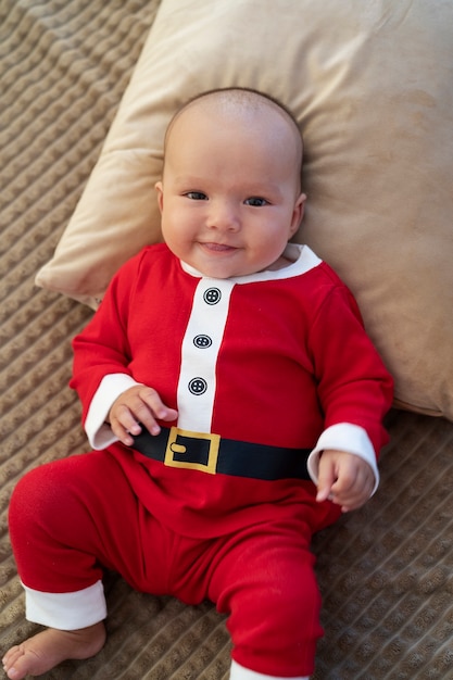 Schattige baby gekleed in kerstmankleding