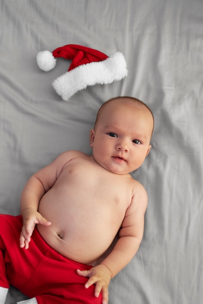 Schattige baby gekleed in kerstmankleding