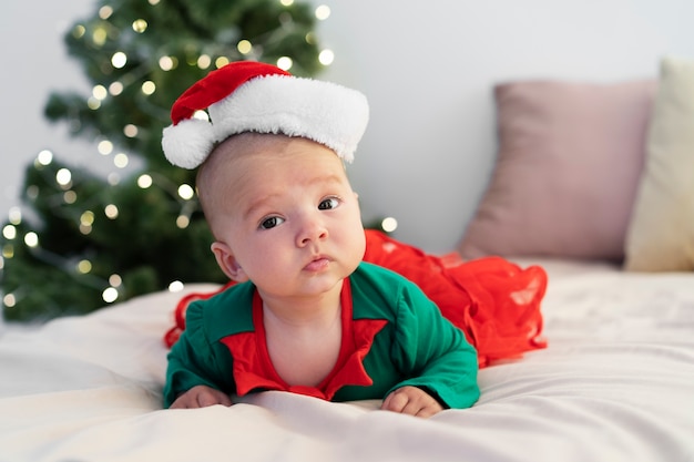 Schattige baby gekleed in kerstmankleding