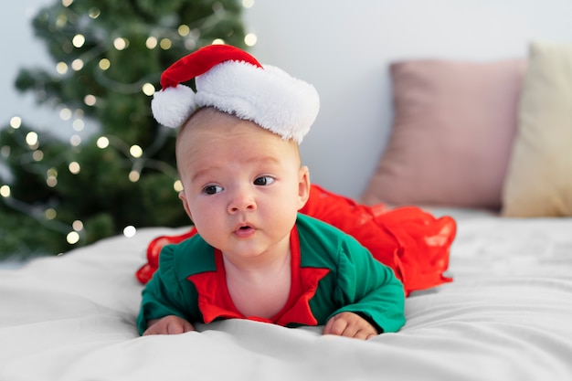 Schattige baby gekleed in kerstmankleding