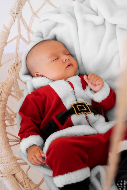 Gratis foto schattige baby gekleed in kerstmankleding