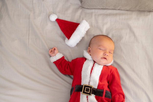 Schattige baby gekleed in kerstmankleding