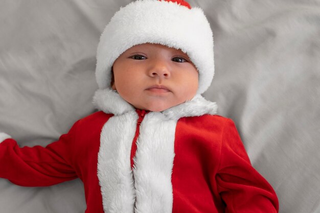 Schattige baby gekleed in kerstmankleding