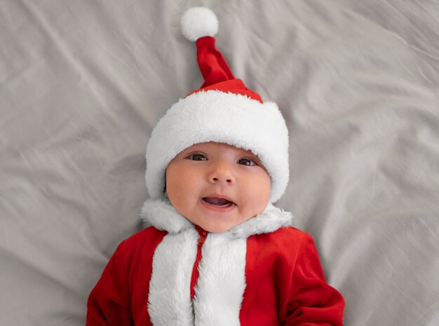 Schattige baby gekleed in kerstmankleding