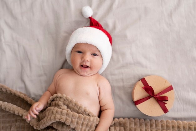 Schattige baby gekleed in kerstmankleding