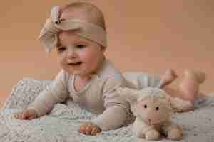 Gratis foto schattige baby met knuffeldier