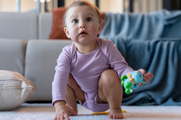 Schattige baby speelt met speelgoed op de vloer