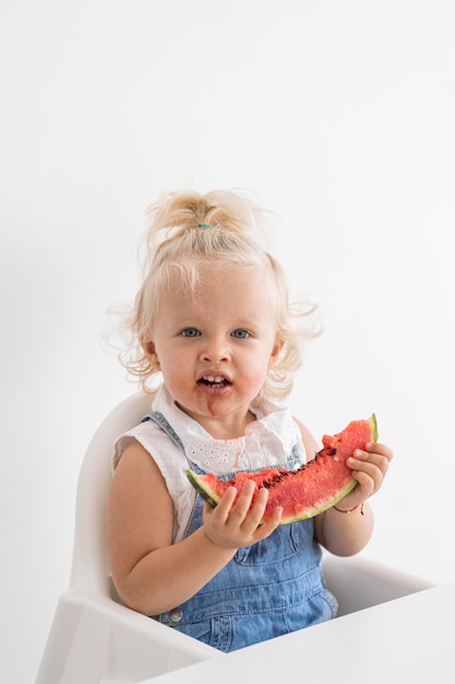 Gratis foto schattige baby spelen met eten