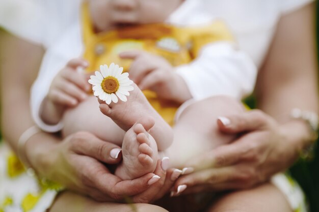 schattige babyborn voelt met camomipe