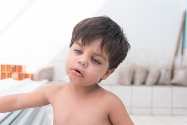 Schattige babyjongen die plezier heeft in de buitenlucht