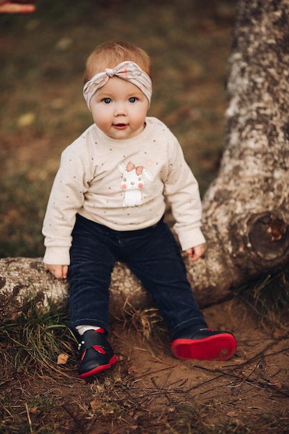 Schattige babymeisje in hoofdband met strik en konijntje op jersey